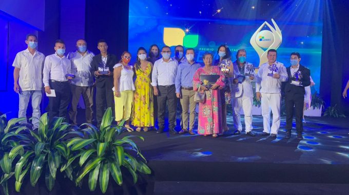 Grupo De Personas Premiadas En Un Auditorio
