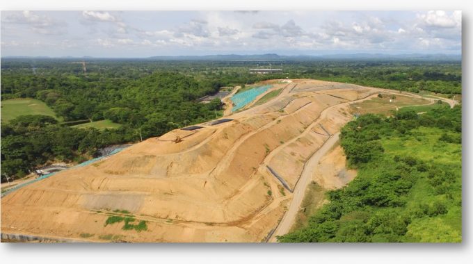 Relleno Sanitario Loma Grande Rodeado De Naturaleza Y Nubes