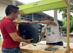 Hombre Entrega A Otro Equipo De Computo En Mal Estado