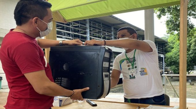 Hombre Entrega A Otro Equipo De Computo En Mal Estado