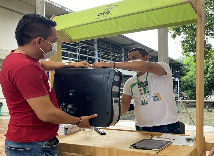 Hombre Entrega A Otro Equipo De Computo En Mal Estado