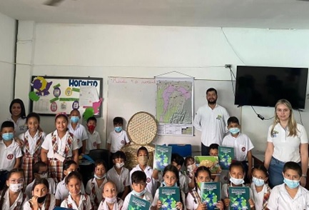 Niños y niñas con personal de la Corporación CVS