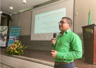 Hombre dictando conferencia en auditoria iraca de la CVS