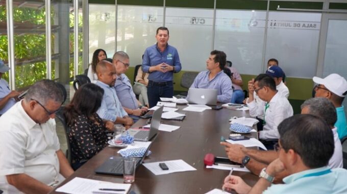 Grupo De Personas Reunidas En La Sala De Juntas De La CVS En Montería