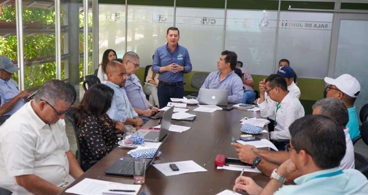 Grupo De Personas Reunidas En La Sala De Juntas De La CVS En Montería