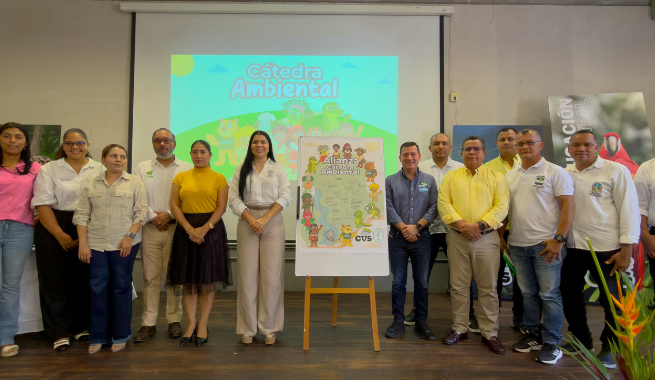 Foto Del Director De La CVs Y Otras Pesonas En La Presentacion De La Cátedra Ambiental En El Auditorio De La CVS